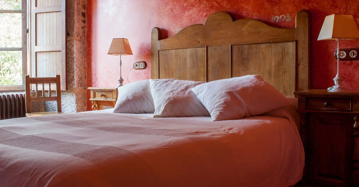 Chambre chaleureuse de style rustique avec des meubles anciens et une atmosphère paisible.