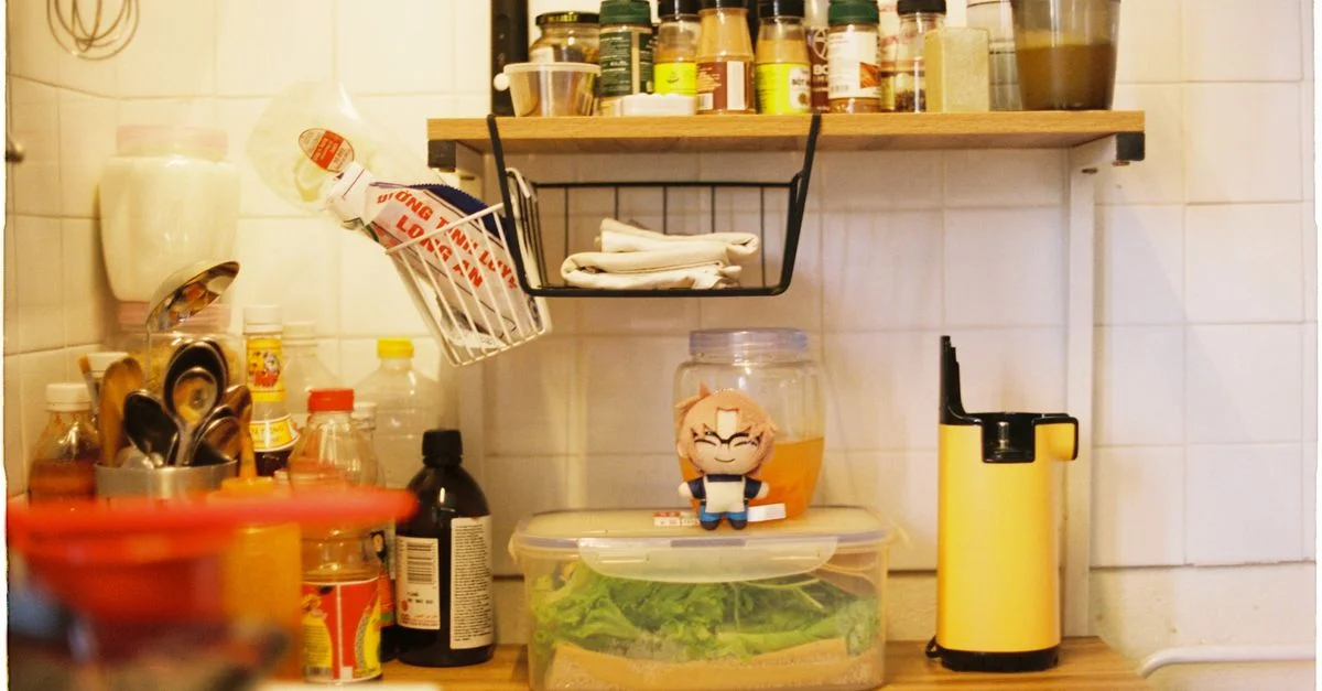 Un petit plan de travail de cuisine avec un présentoir à épices, des contenants et des ustensiles pour un stockage efficace.