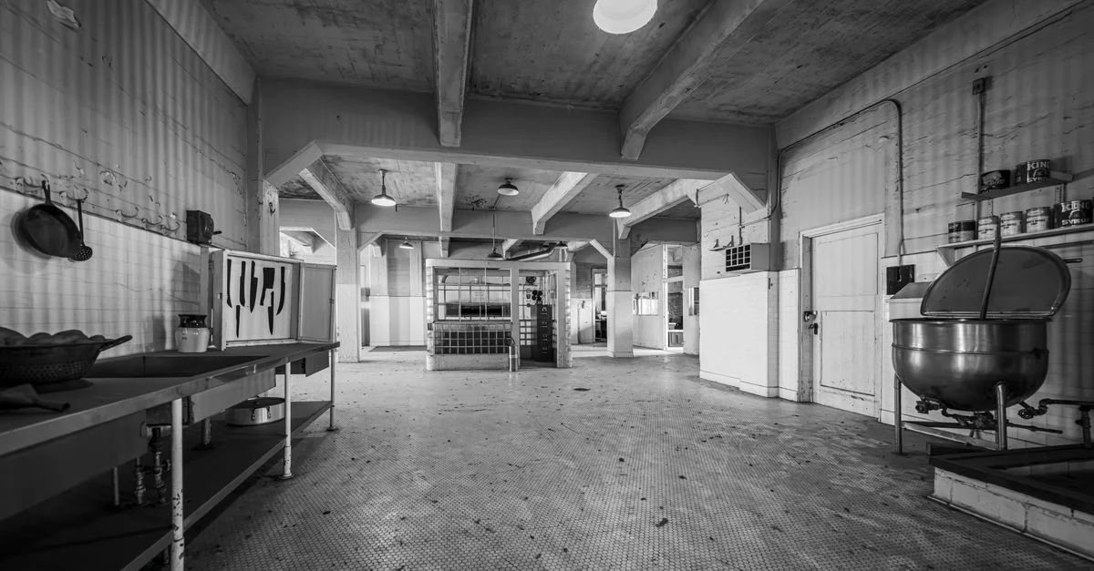Une vue en noir et blanc de la cuisine historique dans la prison d'Alcatraz, États-Unis.