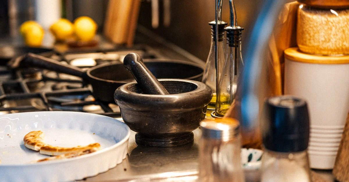 Gros plan d'un plan de travail de cuisine avec des ustensiles et des ingrédients, offrant une ambiance chaleureuse à la maison.