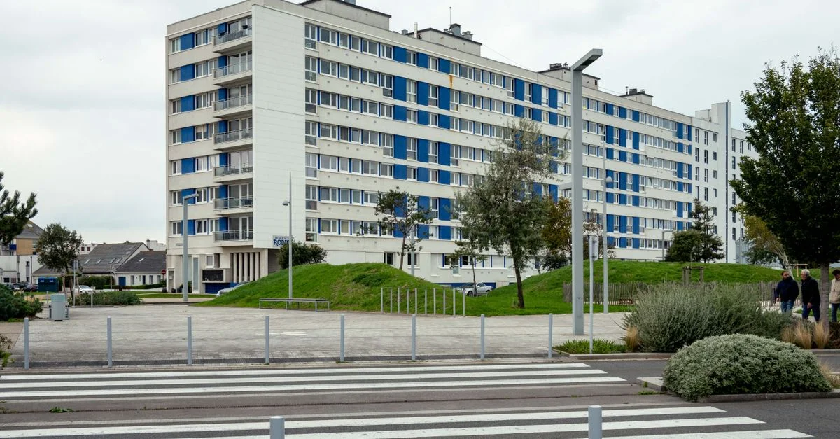 Immeuble moderne d'appartements avec verdure à Calais, France, mettant en avant la vie urbaine.
