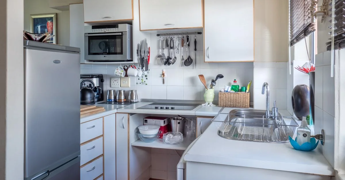 Intérieur de cuisine sophistiqué avec des appareils modernes, des accents en bois et un design fonctionnel.