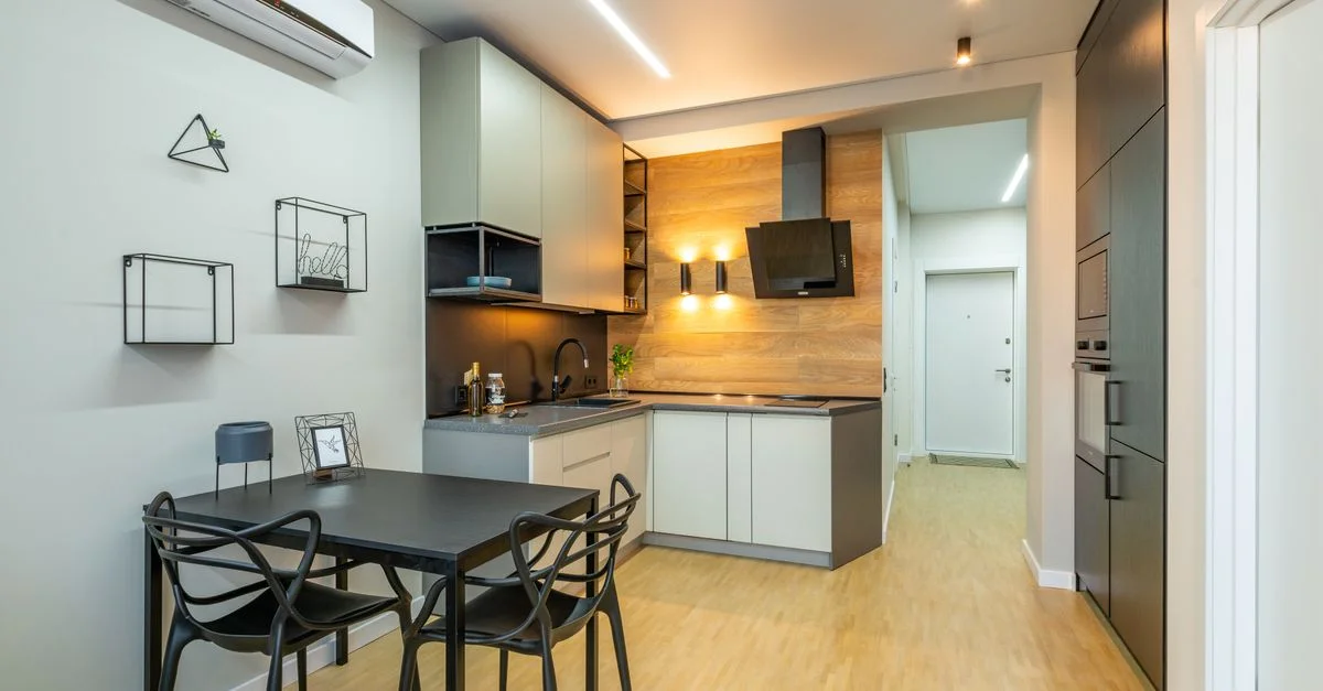 Une cuisine moderne élégante avec des meubles raffinés et une décoration contemporaine.