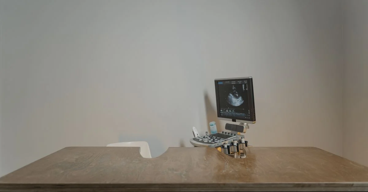 Configuration de l'appareil à ultrasons dans un bureau médical minimaliste pour les examens des patients.