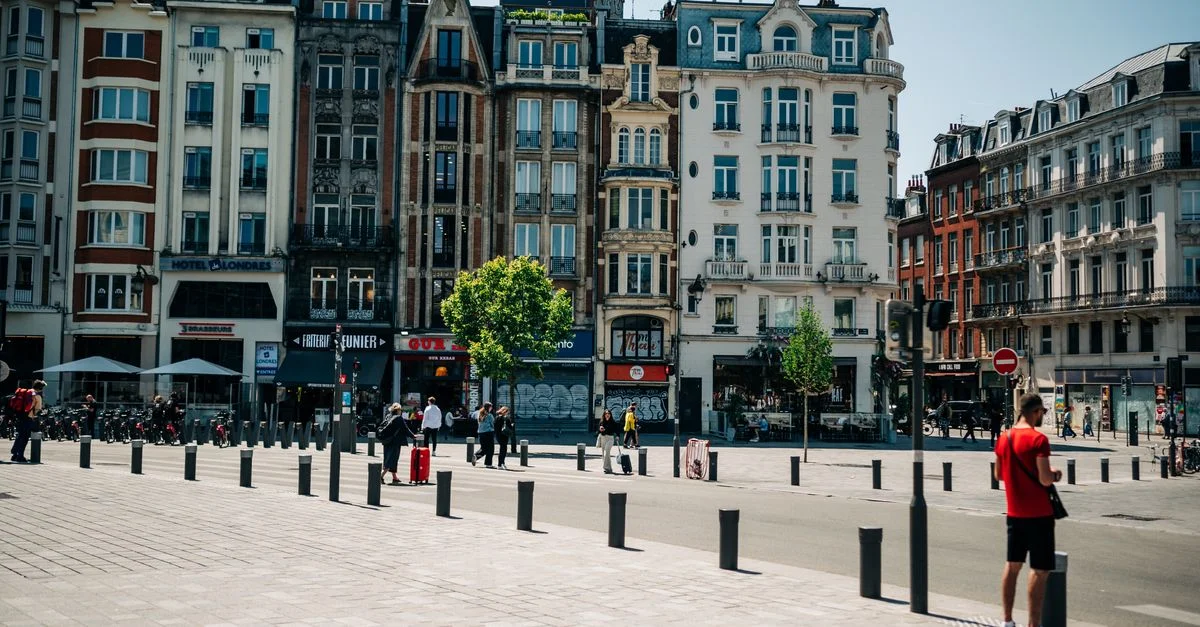 Vue urbaine vibrante de la vieille ville de Lille, France, mettant en valeur des maisons historiques et une ambiance urbaine dynamique.