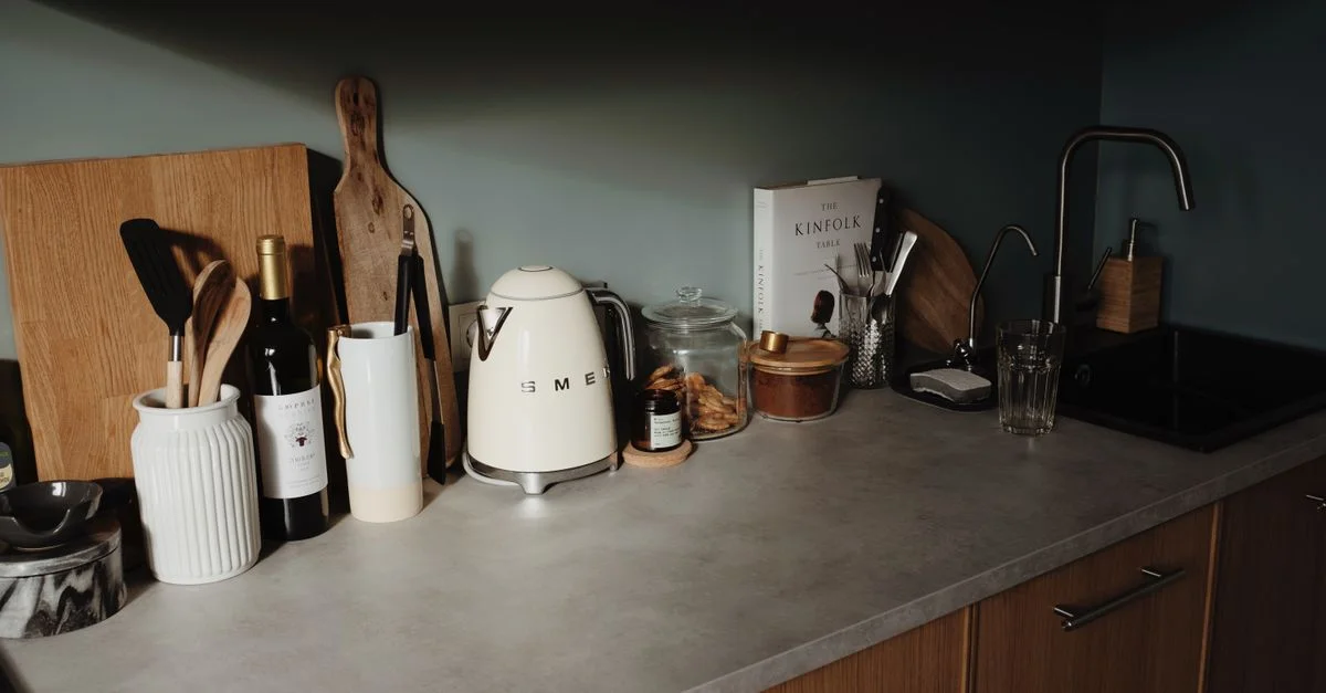 Un plan de travail de cuisine minimaliste avec de la vaisselle et de la décoration pour un foyer moderne.